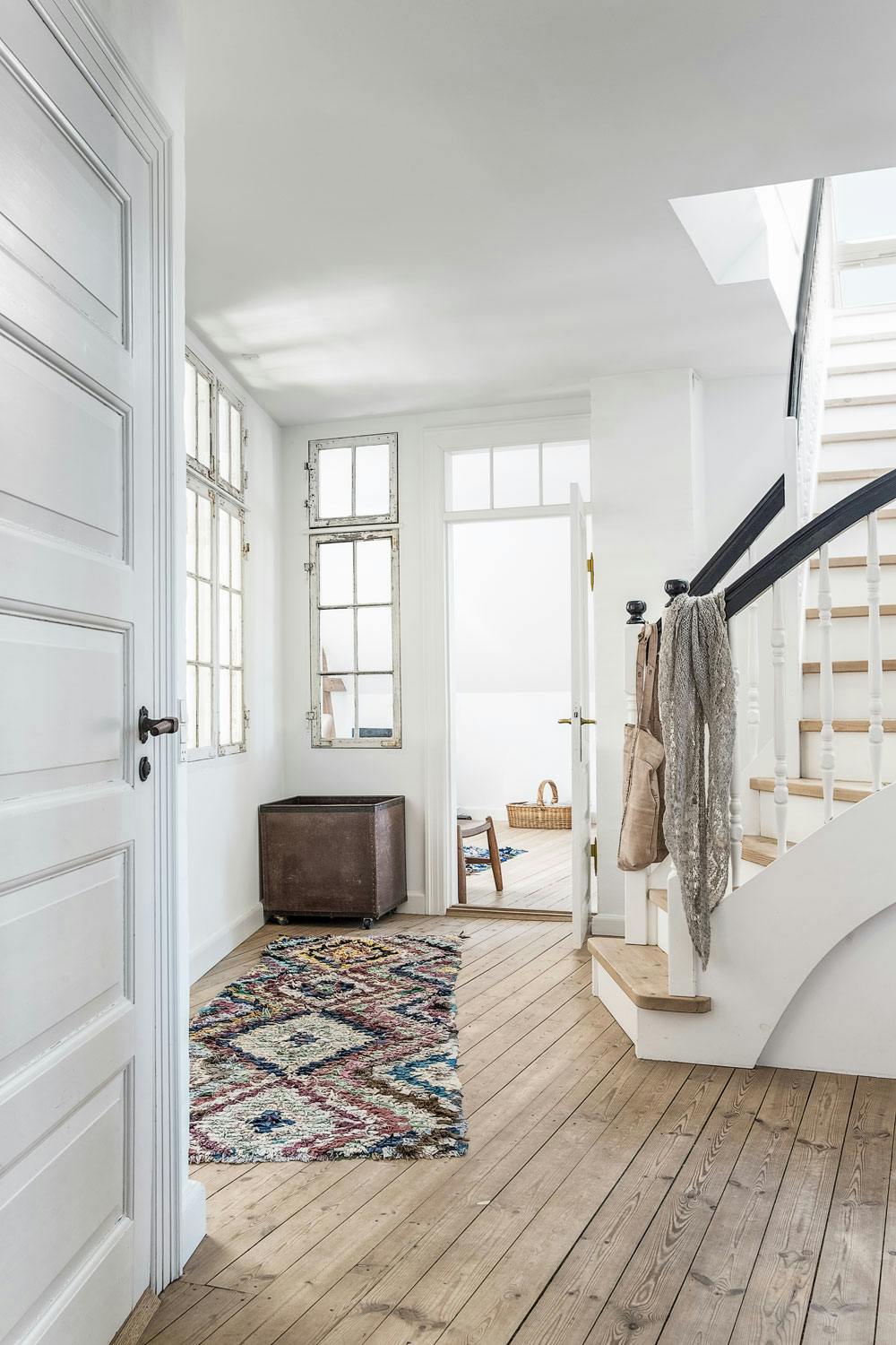 Viser veien opp Gammel trapp som er i samme stil som huset